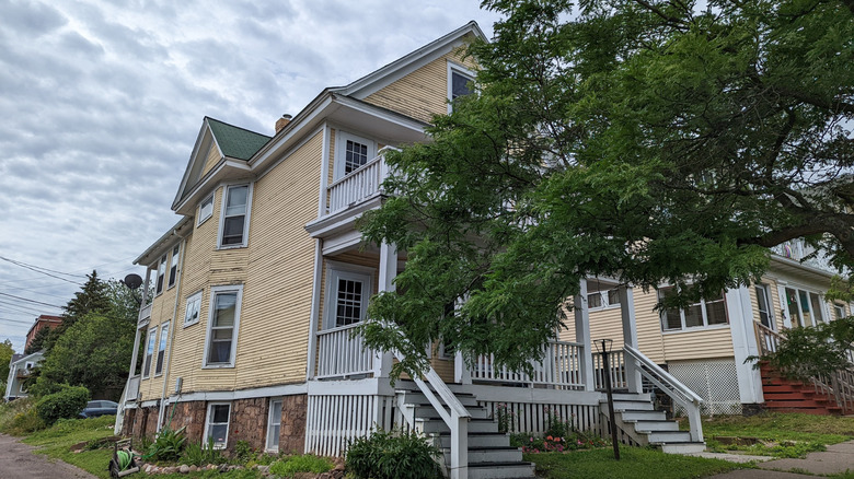 Bob Dylan's birthplace and early home in Duluth, a duplex with two levels and a front porch and trees