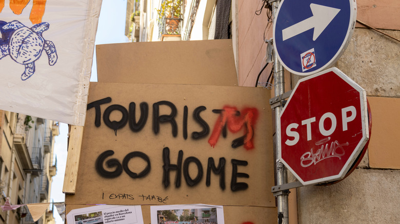 A cardboard on the street in Barcelona protesting overtourism