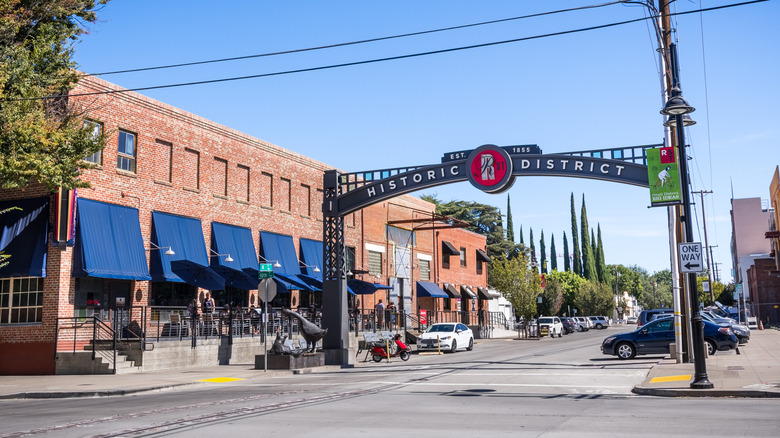 businesses and street view at Historic District sign in Sacramento California