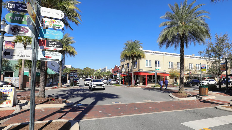 Street view of downtown area of Mount Dora, Florida