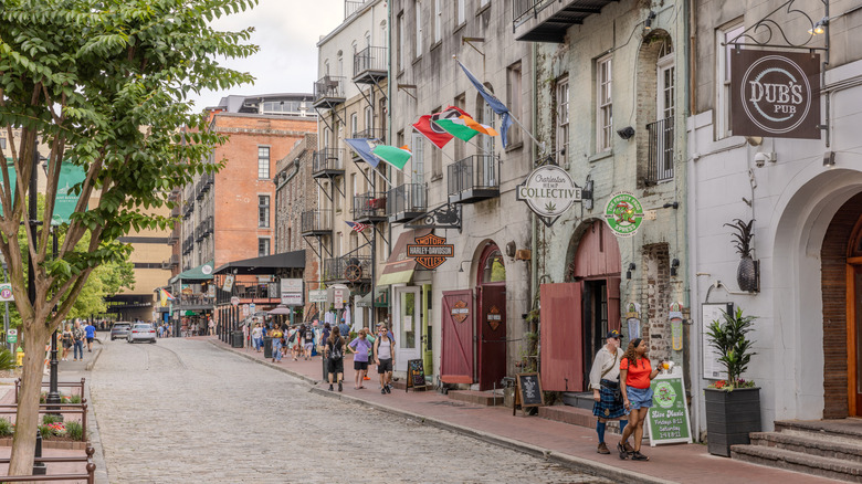 Cobblestone River Street in downtown Savannah, Georgia lined with pubs