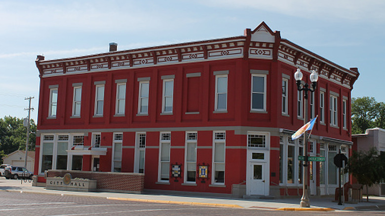 The main street of Lindsborg, Kansas, featuring one of thirty Dala horses in town