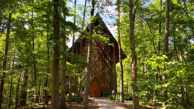 A wooden chapel in the woods of Hot Springs, Arkansas, on a clear sunny day