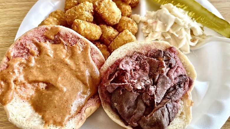 A roast beef sandwich platter at Beefy King