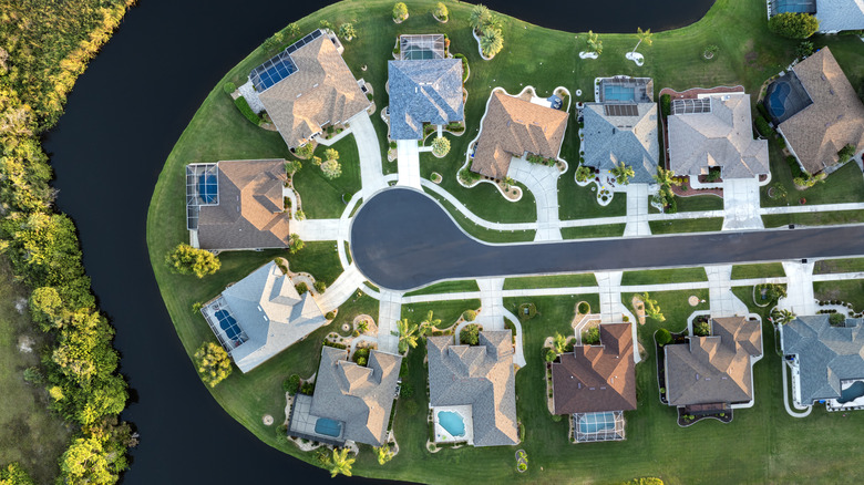 Bird's-eye view of North Port Florida houses in a cul-de-sac