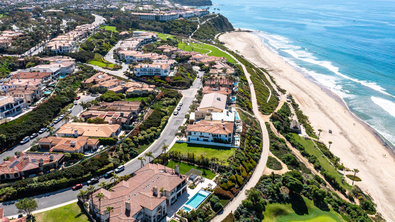 Beach houses in Orange County on a cliff overlooking the ocean