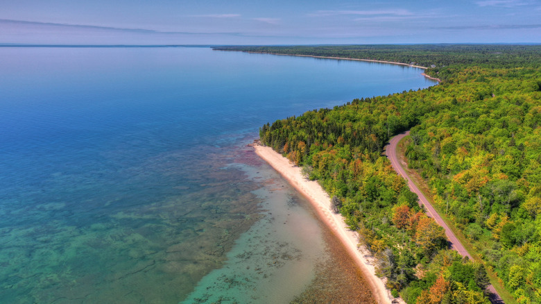 5 Wildly Scenic Midwest Drives Brimming With Small-Town Charm And Natural Beauty