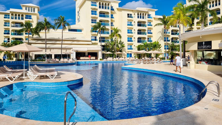 Swimming pool at the Oasis Palm Cancun resort