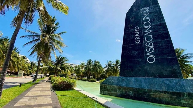Landscaping and a road at the Grand Oasis Cancún, Mexico Resort