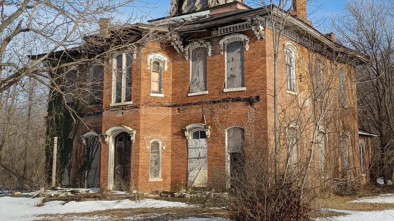 The decaying Gatton Mansion in Bath, Illinois