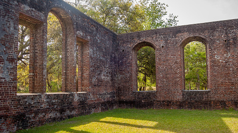 The walls of a settler church in Brunswick Town, North Carolina