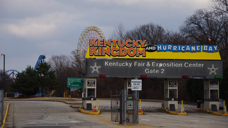 An entry sign to Kentucky Kingdom with rides in the background