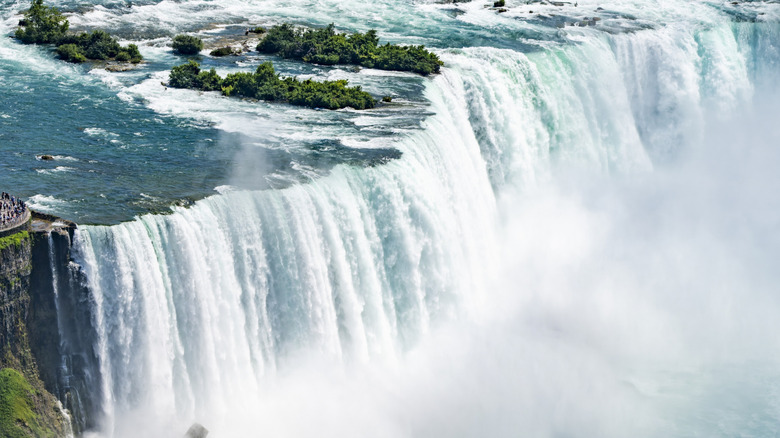 A view of Niagara falls from the Canadian side