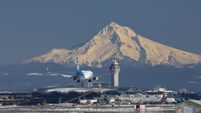 Alaska Airlines plane taking off in Oregon
