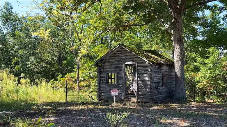 Rundown cabin in the ghost town of Arlington, Missouri