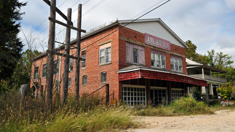 Abandoned brick building in the ghost town of Arlington, Missouri