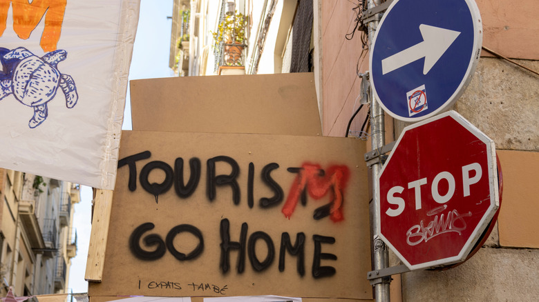 Grafiti in Barcelona asking tourists to go home