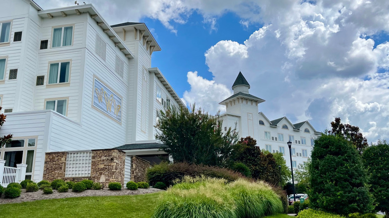 Front exterior view of Dollywood's DreamMore Resort & Spa