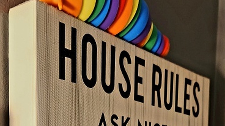House Rules sign