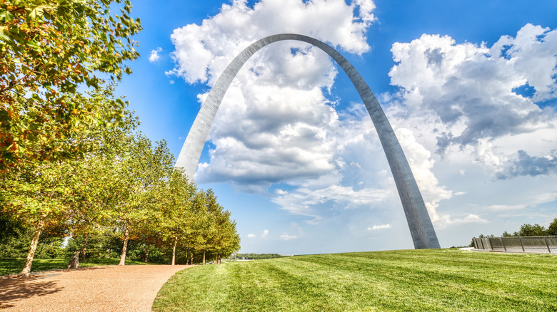 Gateway Arch National Park on a sunny day.