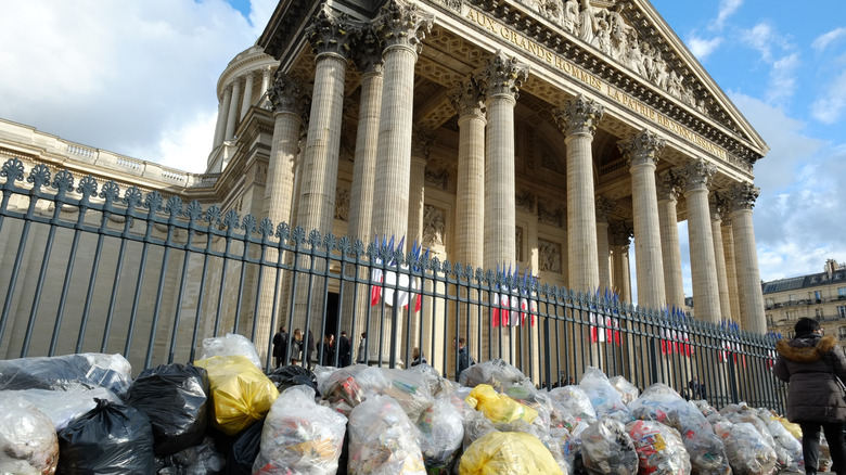 Piles of garbage in front of the Panthenon