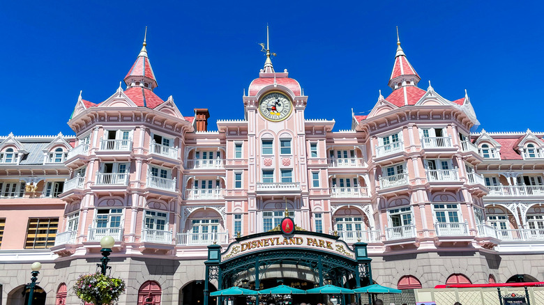 Lines to get into Disneyland Paris