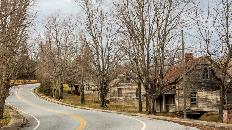 Abandoned house in Henry River Mill Village Historic District