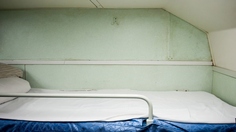 The top bunk of a Chinese sleeper carriage.