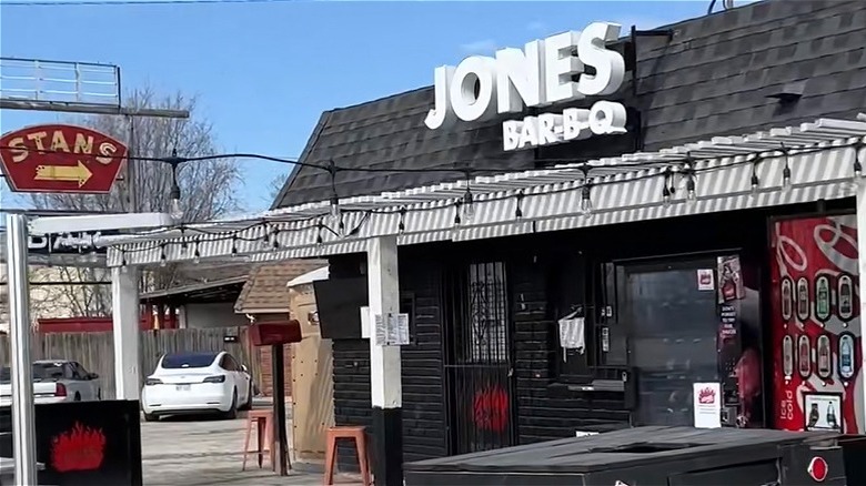 Outside exterior of Jones bar-B-Q
