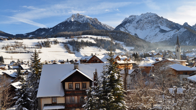 San Vigilio di Marebbe with views of mountains and snow-covered buildings