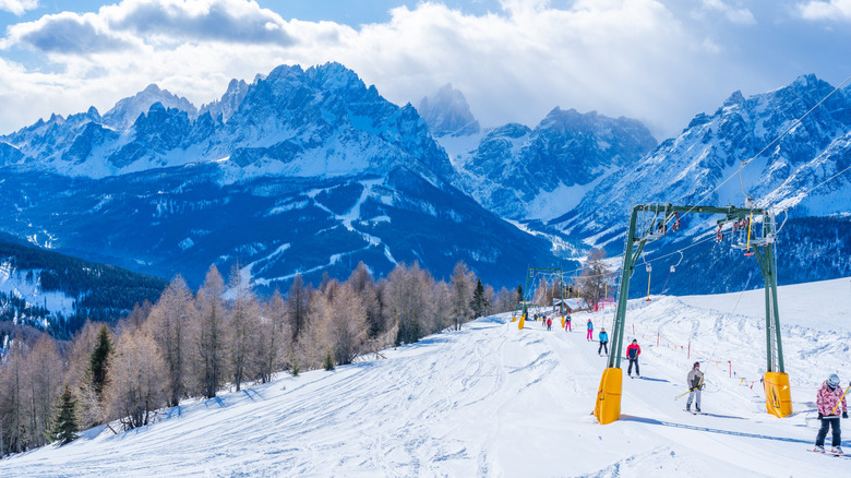 Skiers and snowboarders on top of a mountain at the Kronplatz