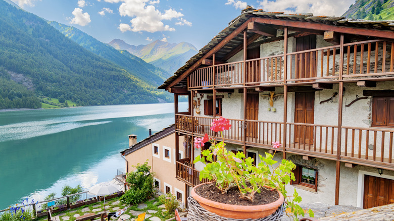 Charming Italian chalet on edge of lake