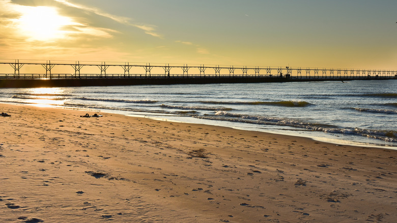 a snowless winter day at Tiscornia Beach Park during sunset with view of pier