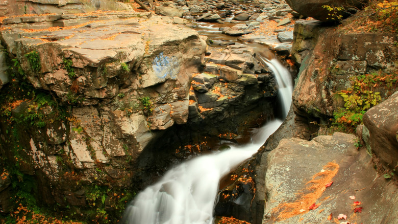 Cliffs over Fawn's Leap falls in autumn