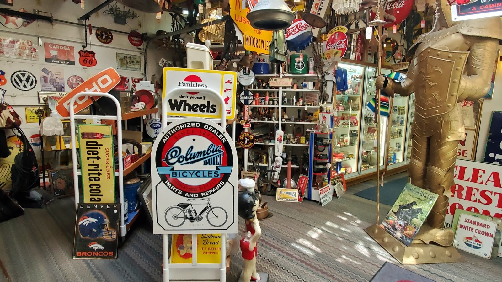 A Lofty Little Town Near Colorado Springs Has An Antique Shop, Quirky Attractions, And An Otherworldly Park