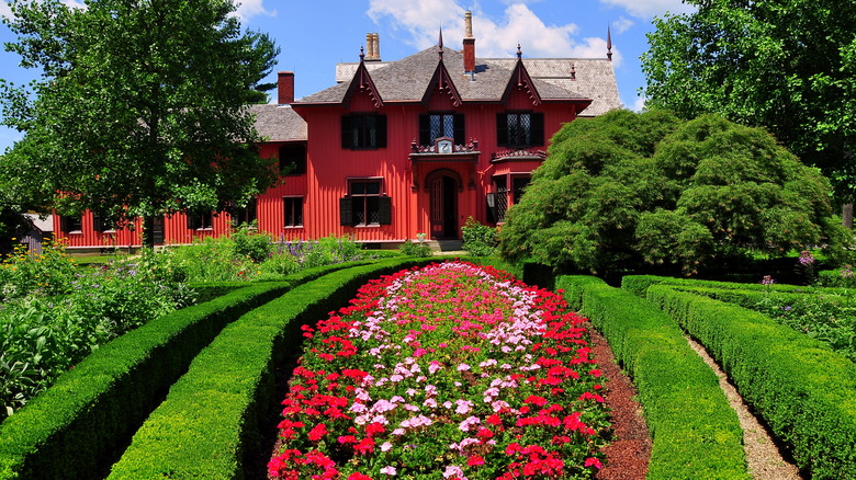 Garden and Rosewood Cottage in Woodstock, Connecticut