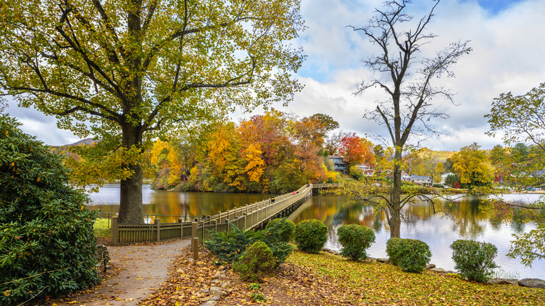 Fall colors in Lake Junaluska