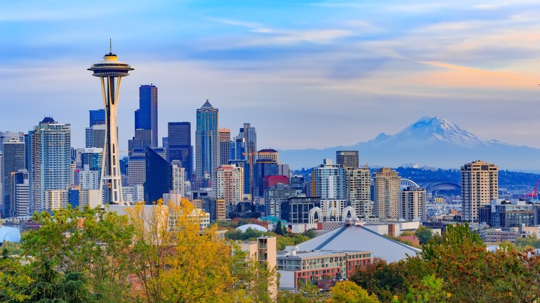 Seattle skyline with Mount Rainier in the background