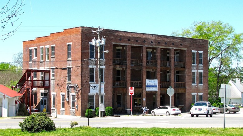 Exterior of the Walking Horse Hotel in Wartrace, Tennessee