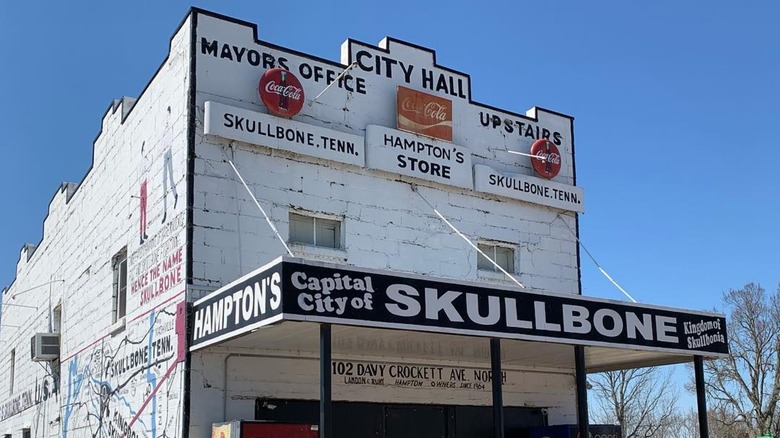 Image of Hamptons and City Hall in Skullbone, Tennessee