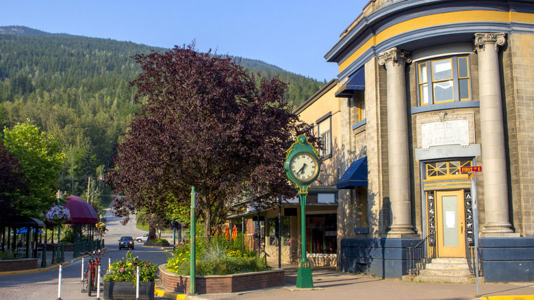 Buildings in downtown Revelstoke, Canada, with foliage and moutains in the background