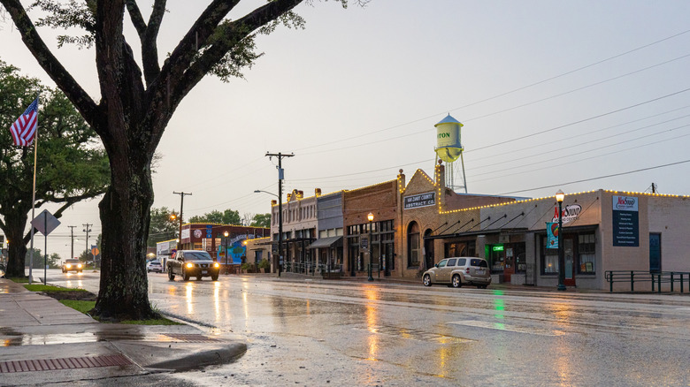 Dallas Street in Canton, Texas on a rainy day