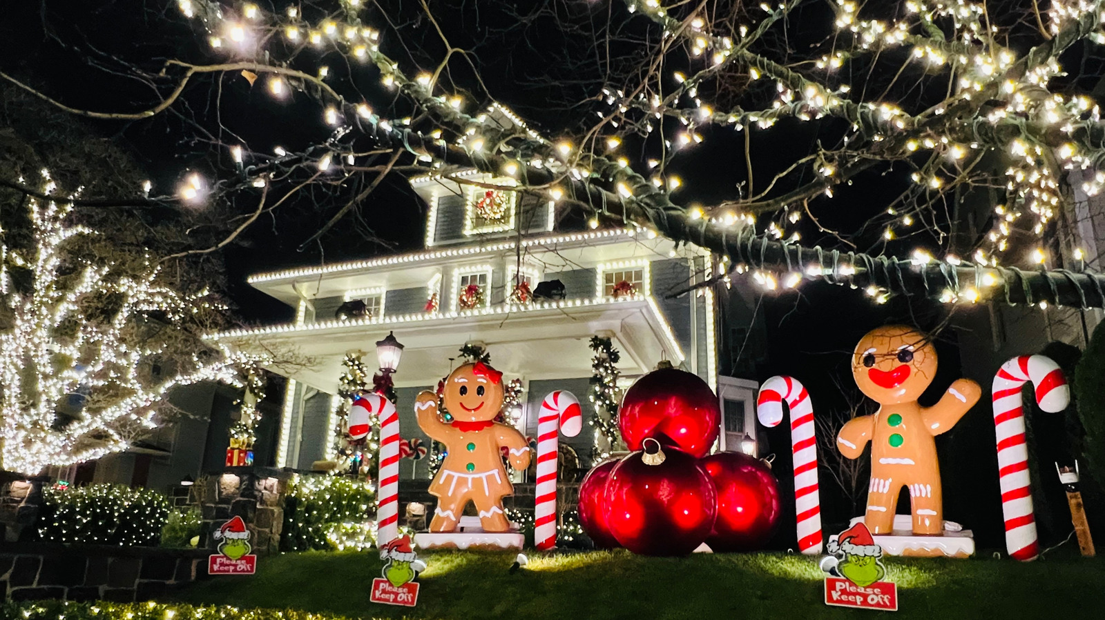 A Tucked-Away Brooklyn Neighborhood Is Famous Citywide For Its Dazzling Holiday Decorations - Islands