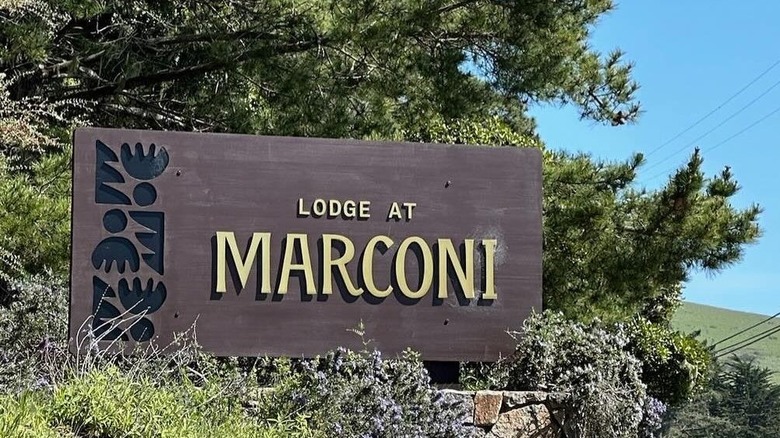 picture of the wooden Lodge at Marconi sign