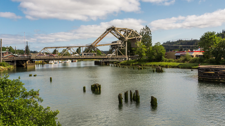A bridge crossing into downtown Aberdeen, Washington
