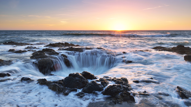 Thor's Well at sunset, Cape Perpetua Scenic Area on the Oregon Coast