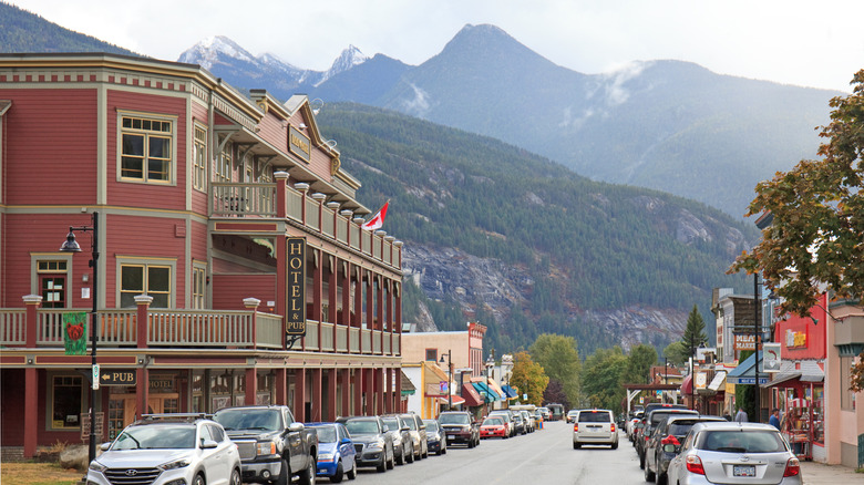 Pretty downtown street with mountain view in Kaslo, British Columbia, Canada