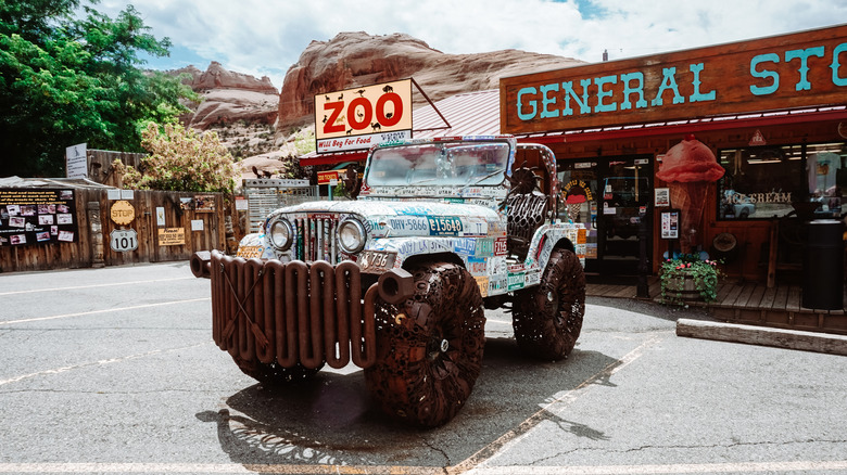 Jeep sculpture in front of zoo and gift shop