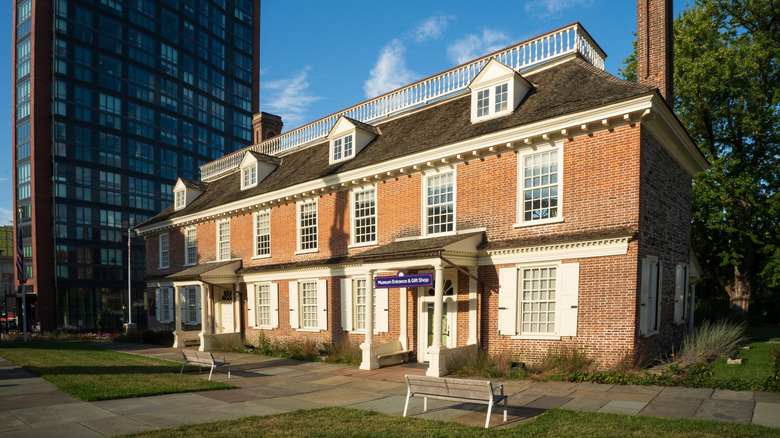 A photo of Philipse Manor Hall State from the outside