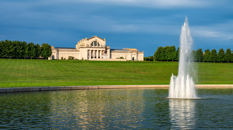 Saint Louis Art Museum with pond and fountain in foreground